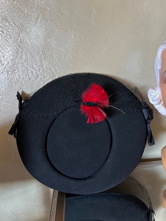 SUPERB 1940\'s BLACK FELT WIDE BRIM HAT + RED FEATHER \